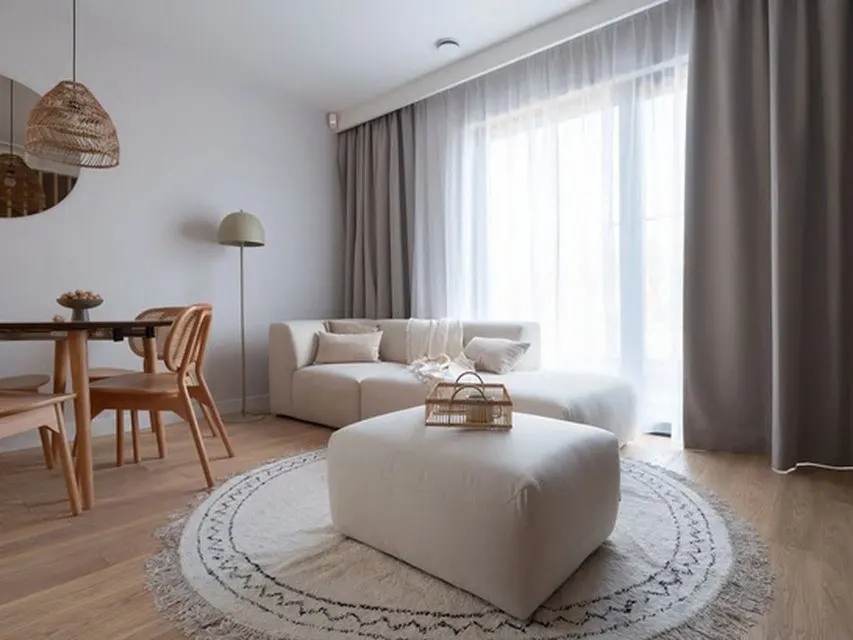Möblierter Wohnraum einer bezugsfertigen Wohnung mit hellem Vinylboden und bodentiefem Fenster